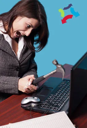 Professionnelle débordée frappant son clavier avec un marteau