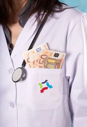Blouse blanche avec un stéthoscope et des billets dans la poche