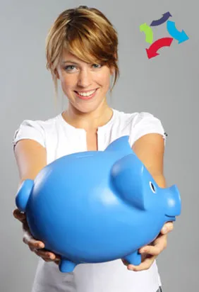 Femme souriante tenant une tirelire bleue